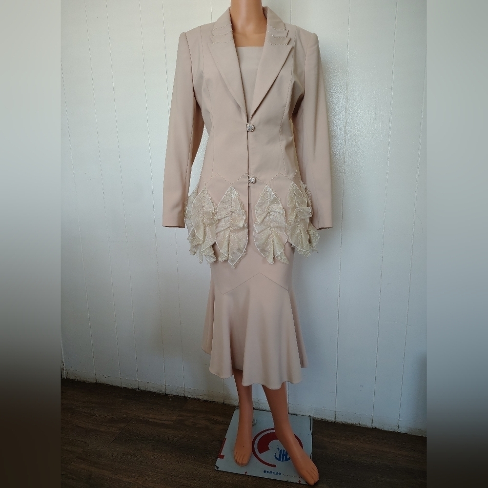 Elite Champagne Elegant Beige Suit with Lace Accents Size 8 - Picture 2 of 16